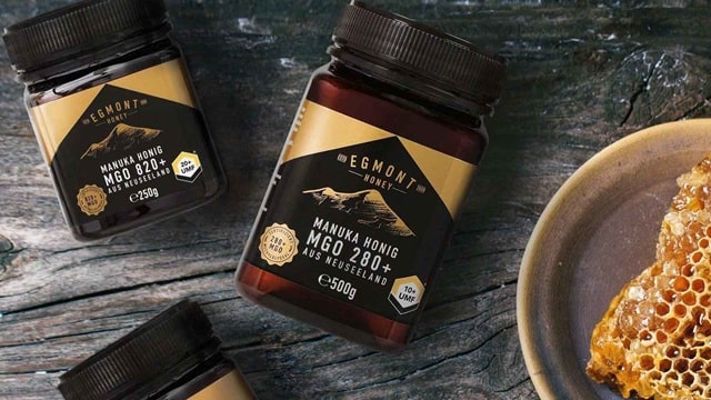Egmont Honey Manuka Honig Glas auf schwarzem Hintergrund