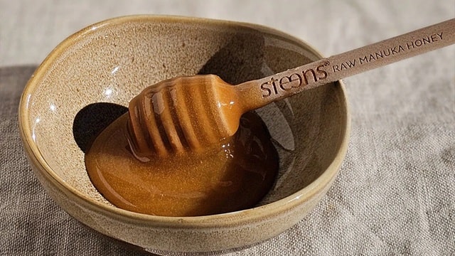 Manuka Honig auf einem Steens Honiglöffel aus Holz