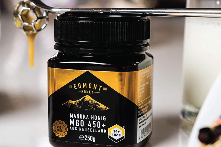 Egmont Honey. Manuka Honig Sortiment mit Honiglöffel.