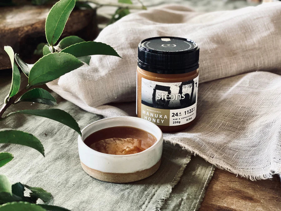 Steens Manuka Honig MGO 1.122+ auf dem Tisch mit Tischdecke