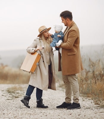 Eine junge Familie mit einem Kind freut sich über den Tag beim Wandern