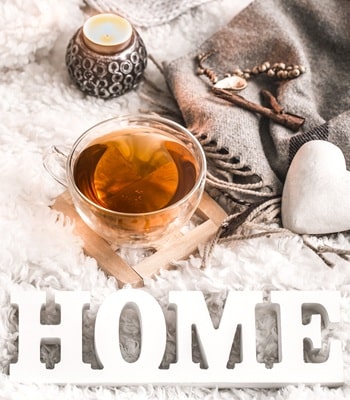 Dekorativ angerichteter Tisch zu Weihnachten mit einer Tasse Tee