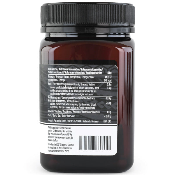 Seitenansicht des Manuka Honig MGO 450 von Manuka Vital – Glas mit sichtbaren Nährwertangaben vor weißem Hintergrund